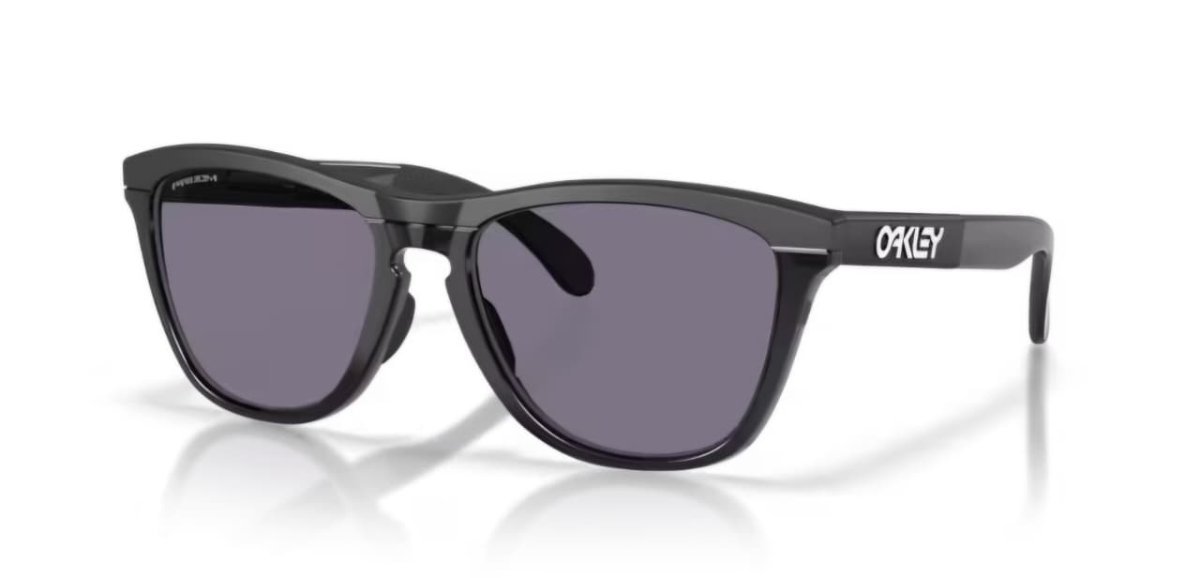 Óculos Solar Esportivo OAKLEY OO9503 (FROGSKINS) 58-17 0658 (Acetato Preto Fosco Superior e Preto Brilhante Inferior/Prizm Cinza)