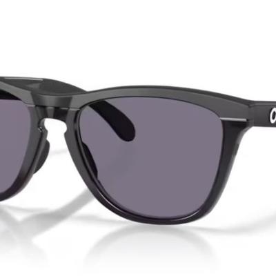 Óculos Solar Esportivo OAKLEY OO9503 (FROGSKINS) 58-17 0658 (Acetato Preto Fosco Superior e Preto Brilhante Inferior/Prizm Cinza)